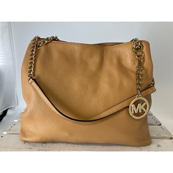 MICHAEL KORS, CAMEL PEBBLED LEATHER SHOULDER BAG WITH CHARM - Picture 3 of 16